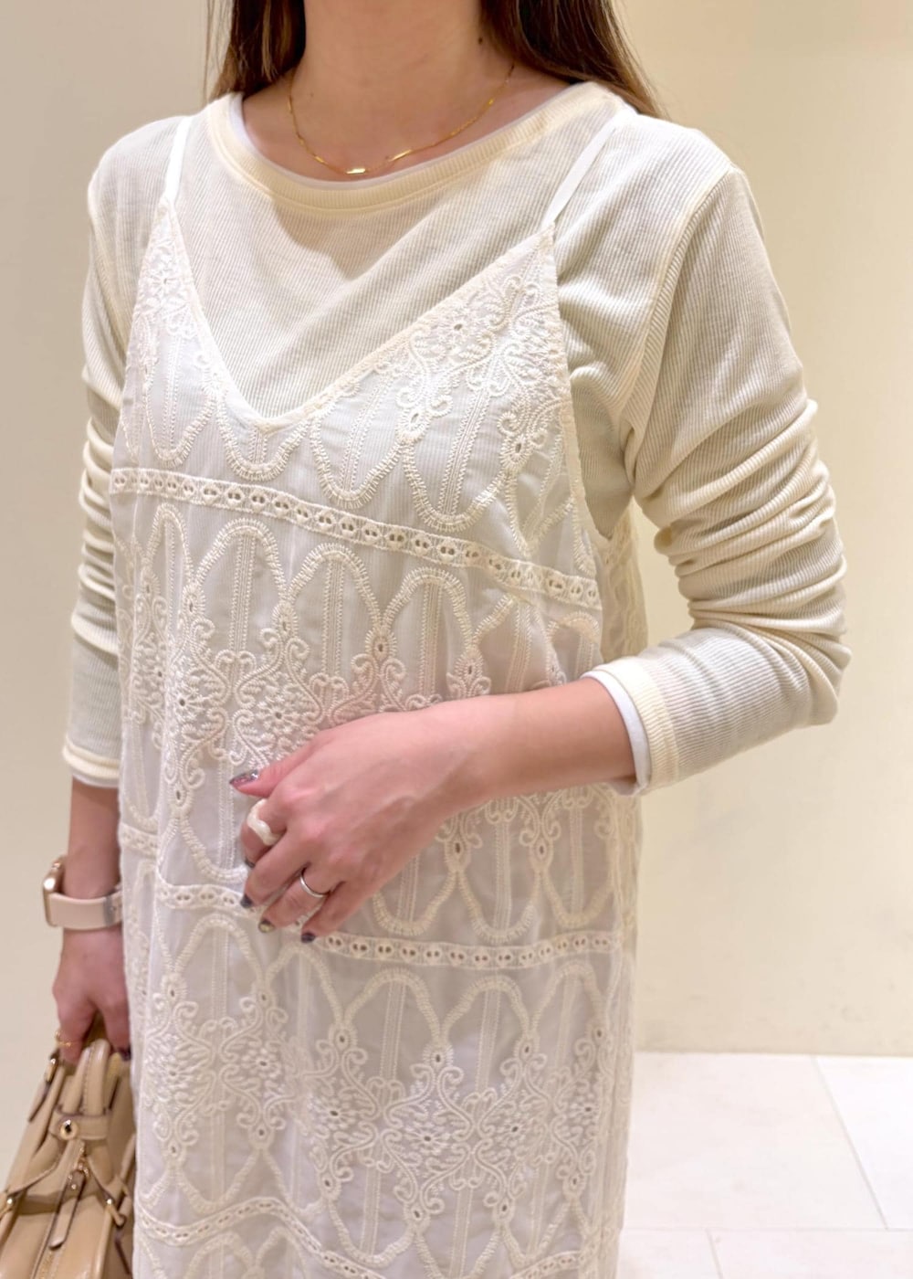 ベージュ系のパンプス、ホワイト系のワンピース、ベージュ系のその他パンツを着用したレディースの春コーディネートの5枚目の写真