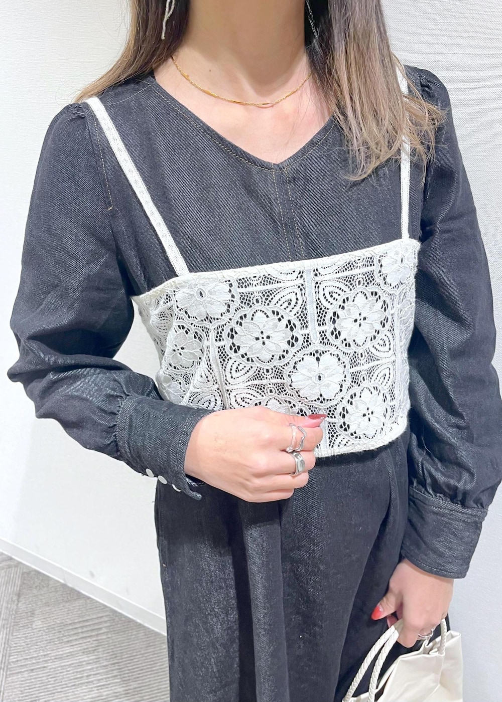 ホワイト系のトートバッグ、ホワイト系のキャミソール、レッド系のバレエシューズを着用したレディースの冬コーディネートの5枚目の写真