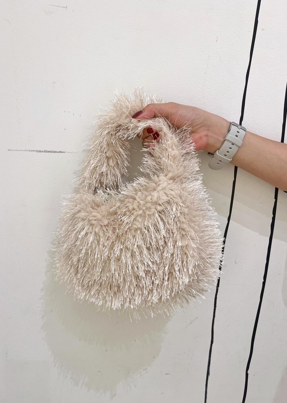 ブラック系のカーディガン/ボレロ、ブラック系のバレエシューズ、ベージュ系のハンドバッグを着用したレディースの秋コーディネートの9枚目の写真