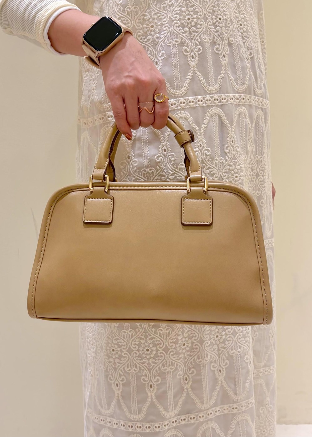 ベージュ系のパンプス、ホワイト系のワンピース、ベージュ系のその他パンツを着用したレディースの春コーディネートの9枚目の写真