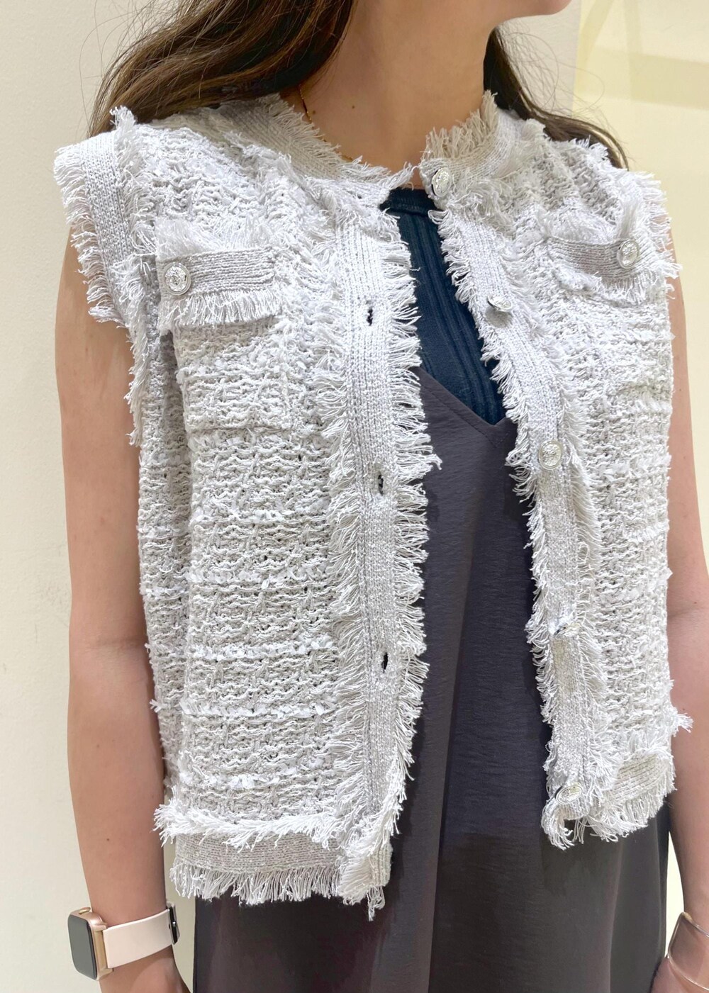 ブラック系のタンクトップ、グレー系のワンピース、グレー系のカーディガン/ボレロを着用したレディースの夏コーディネートの6枚目の写真