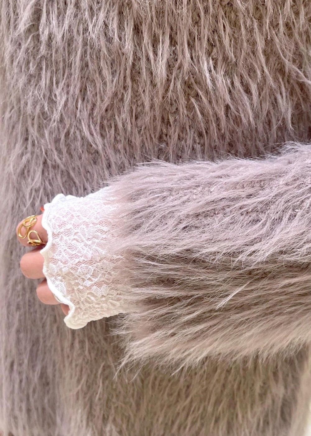 ホワイト系のTシャツ/カットソー、ブラウン系のニット/セーター、ブラウン系のローファーを着用したレディースの秋コーディネートの6枚目の写真