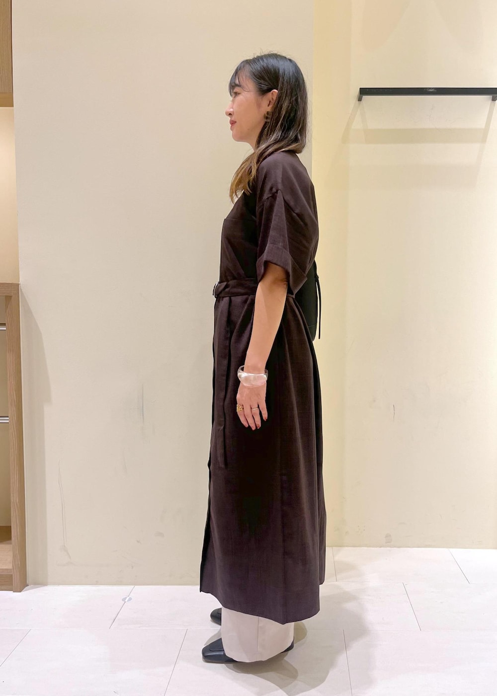 ブラック系のローファー、ベージュ系のその他パンツ、ブラウン系のワンピースを着用したレディースの秋コーディネートの4枚目の写真