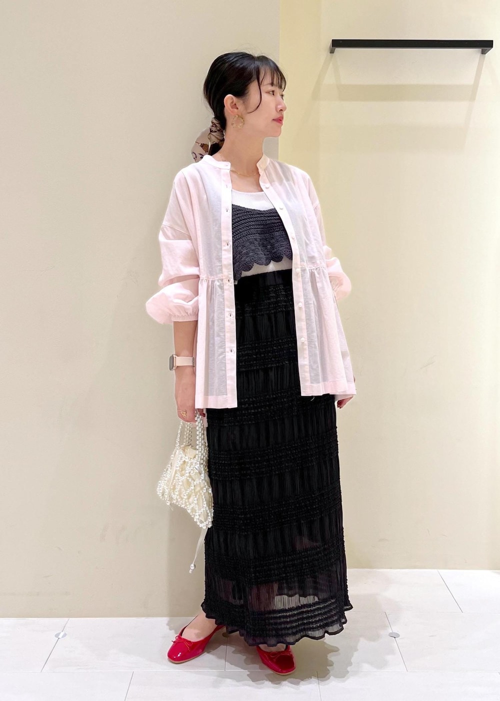 グレー系のタンクトップ、レッド系のバレエシューズ、ピンク系のシャツ/ブラウスを着用したレディースの春コーディネートの3枚目の写真