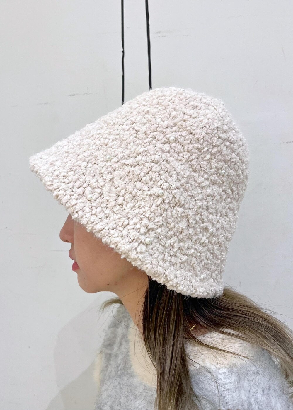 グレー系のカーゴパンツ、シルバー系のショルダーバッグ、ブラウン系のニット/セーターを着用したレディースの秋コーディネートの7枚目の写真