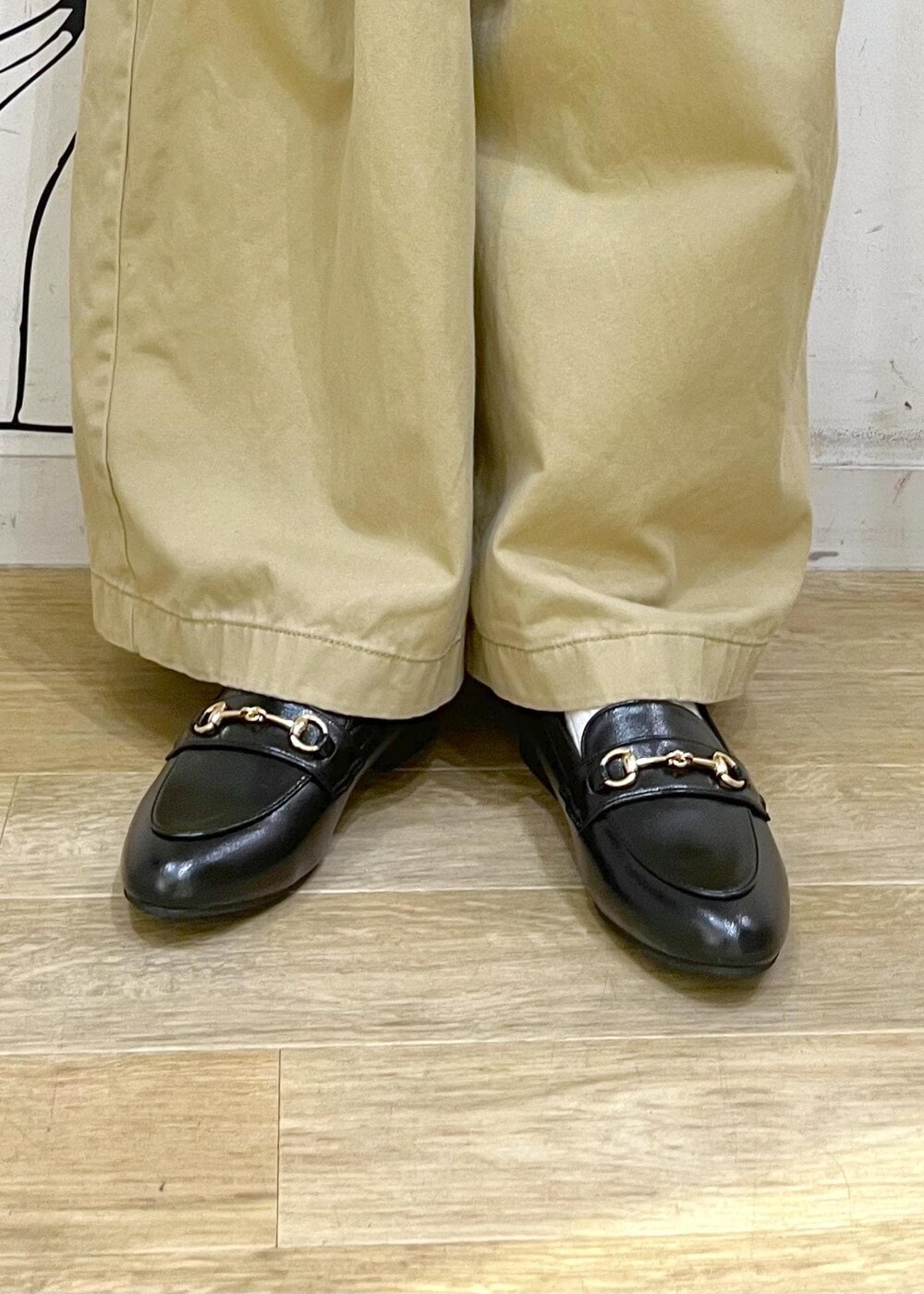 イエロー系のその他パンツ、ブラック系のショルダーバッグ、ブラウン系のニット/セーターを着用したレディースの秋コーディネートの9枚目の写真