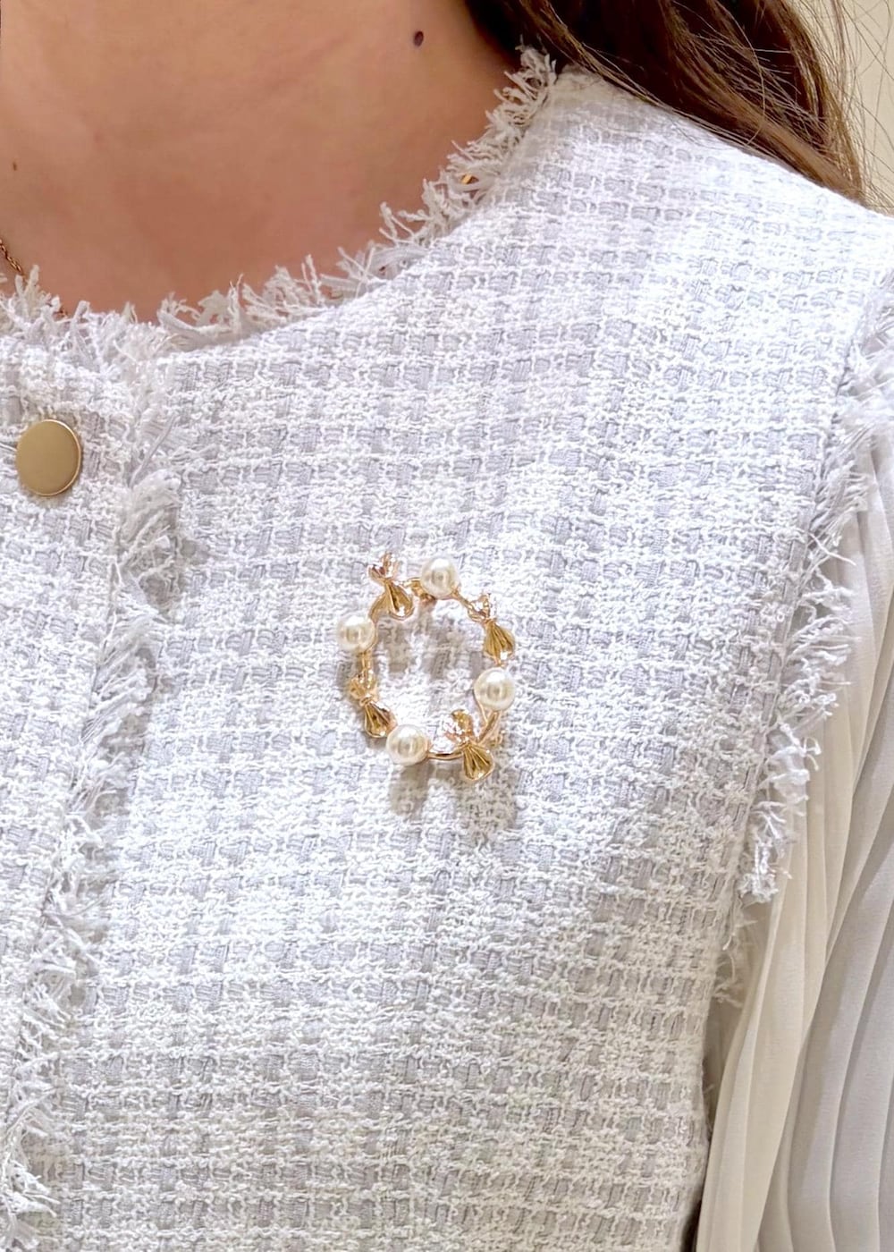 ブラック系のショルダーバッグ、ブルー系のその他パンツ、グレー系のベストを着用したレディースの冬コーディネートの6枚目の写真