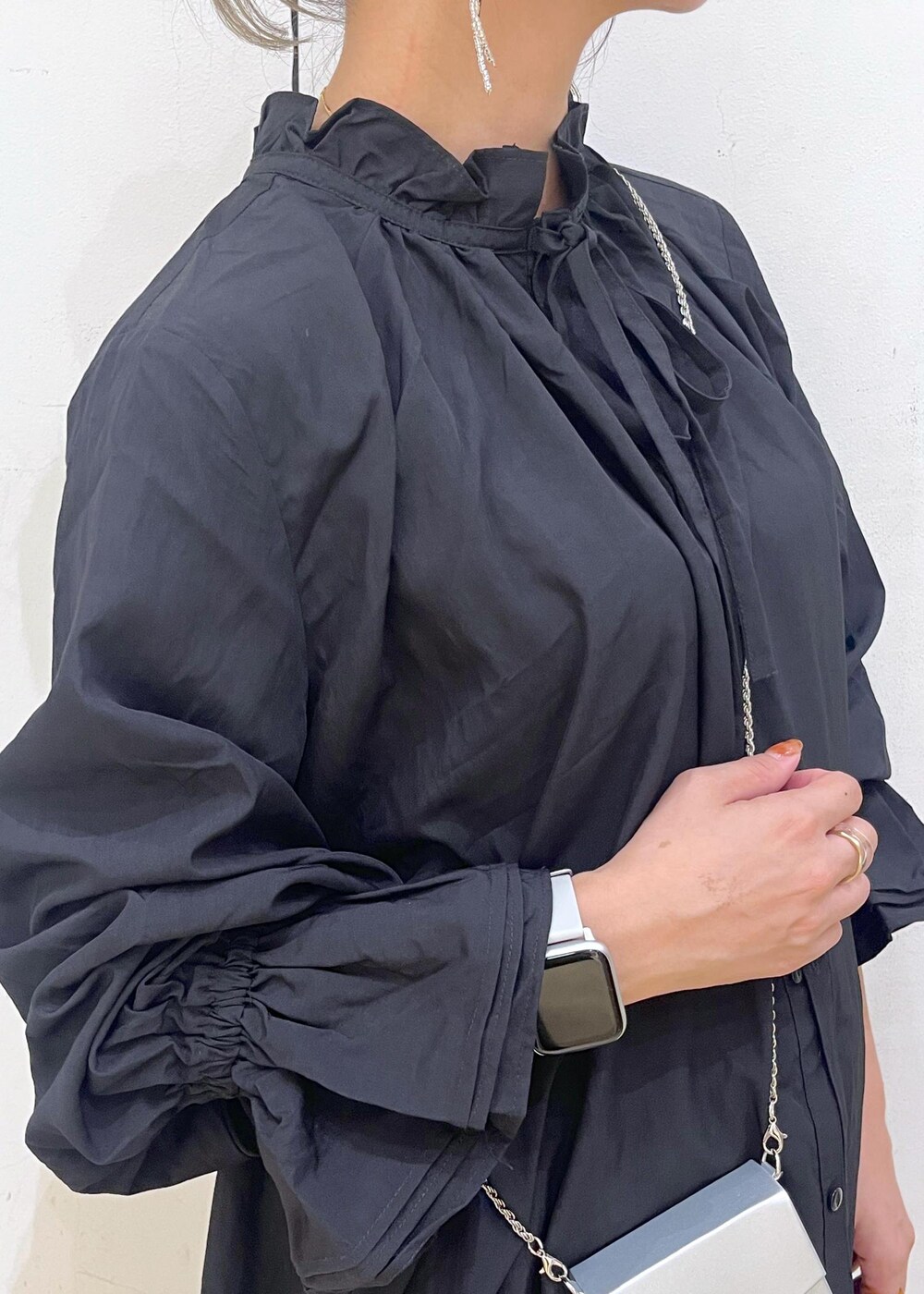 シルバー系のパンプス、ブラック系のシャツ/ブラウス、シルバー系のショルダーバッグを着用したレディースの秋コーディネートの6枚目の写真