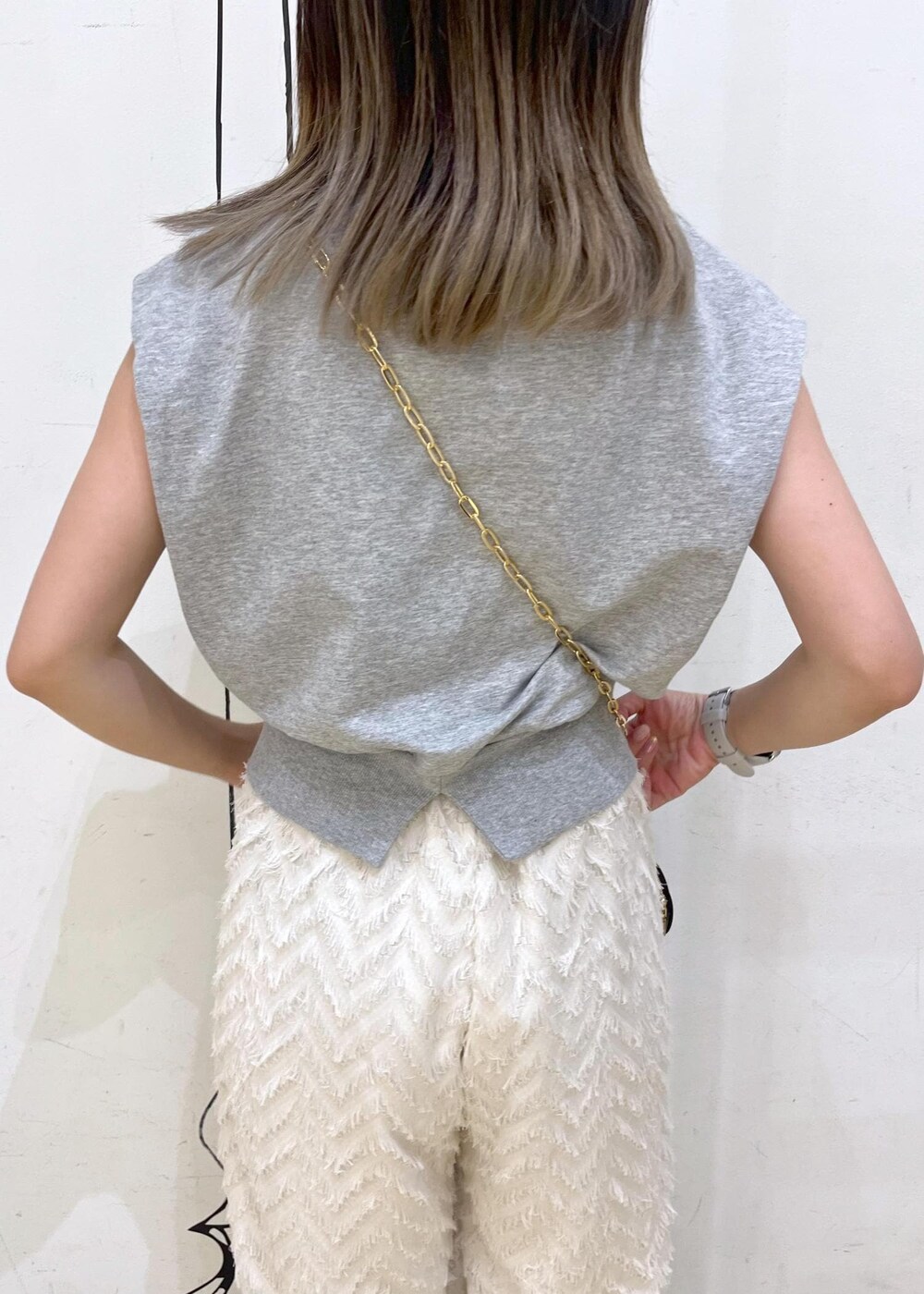 ブラック系のサンダル、グレー系のスウェット、ベージュ系のその他パンツを着用したレディースの夏コーディネートの7枚目の写真