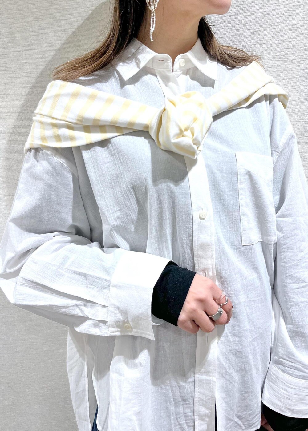 ブラック系のローファー、ブラック系のパンプス、ベージュ系のTシャツ/カットソーを着用したレディースの春コーディネートの6枚目の写真