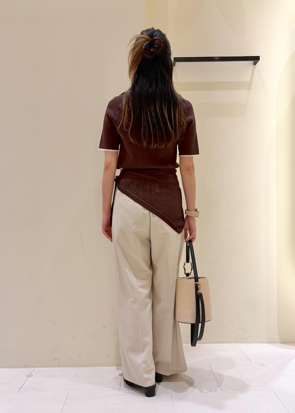 ベージュ系のその他パンツ、ブラック系のサンダル、ブラウン系のニット/セーターを着用したレディースの春コーディネートの3枚目の写真