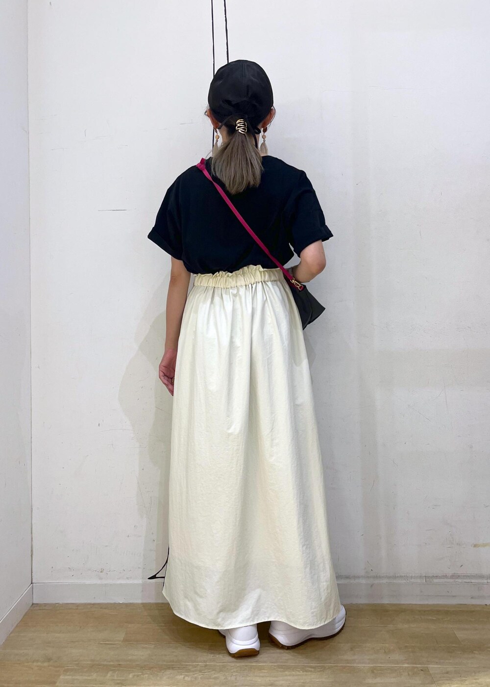 ホワイト系のスニーカー、グレー系のショルダーバッグ、ホワイト系のスカートを着用したレディースの夏コーディネートの4枚目の写真