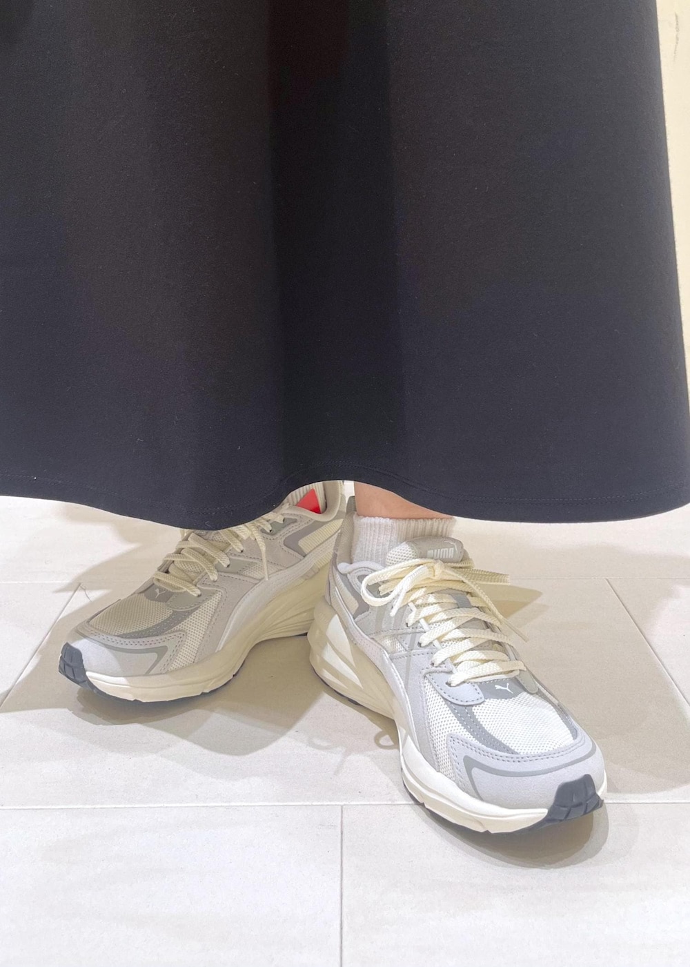 ブラック系のスカート、オレンジ系のシャツ/ブラウス、レッド系のトートバッグを着用したレディースの秋コーディネートの10枚目の写真