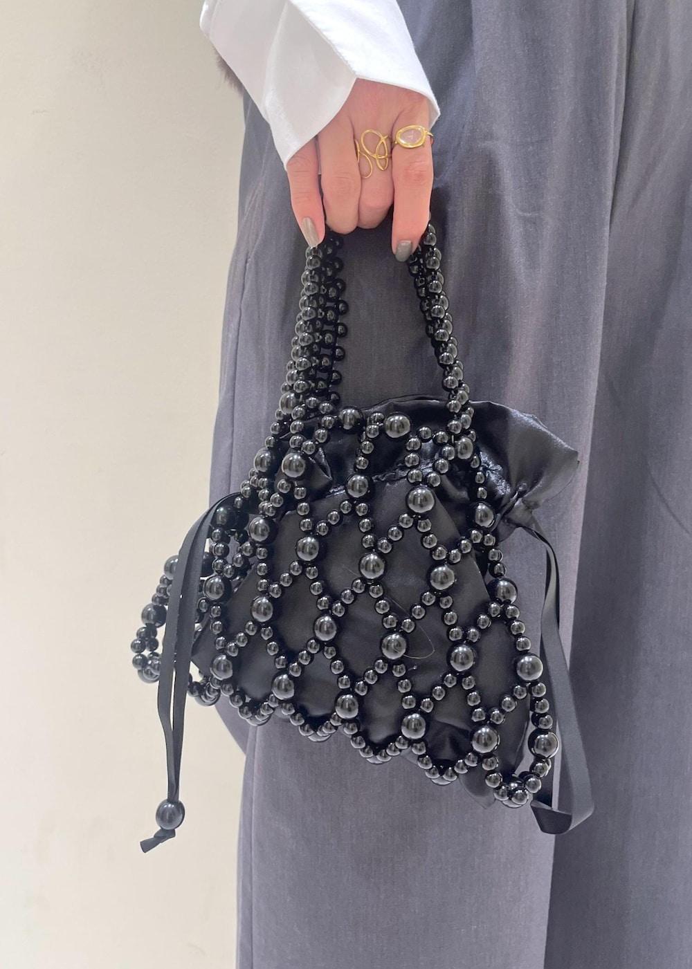 ホワイト系のシャツ/ブラウス、ブラック系のハンドバッグ、ブラウン系のベストを着用したレディースの秋コーディネートの9枚目の写真