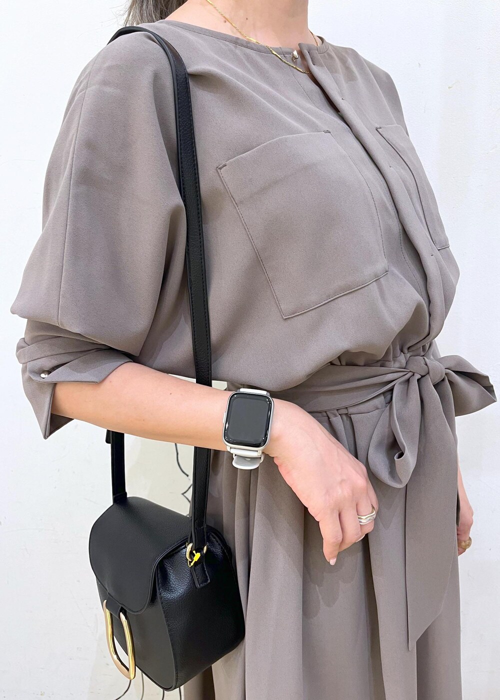 ブラック系のパンプス、ブラック系のパンプス、ブラック系のパンプスを着用したレディースの夏コーディネートの6枚目の写真