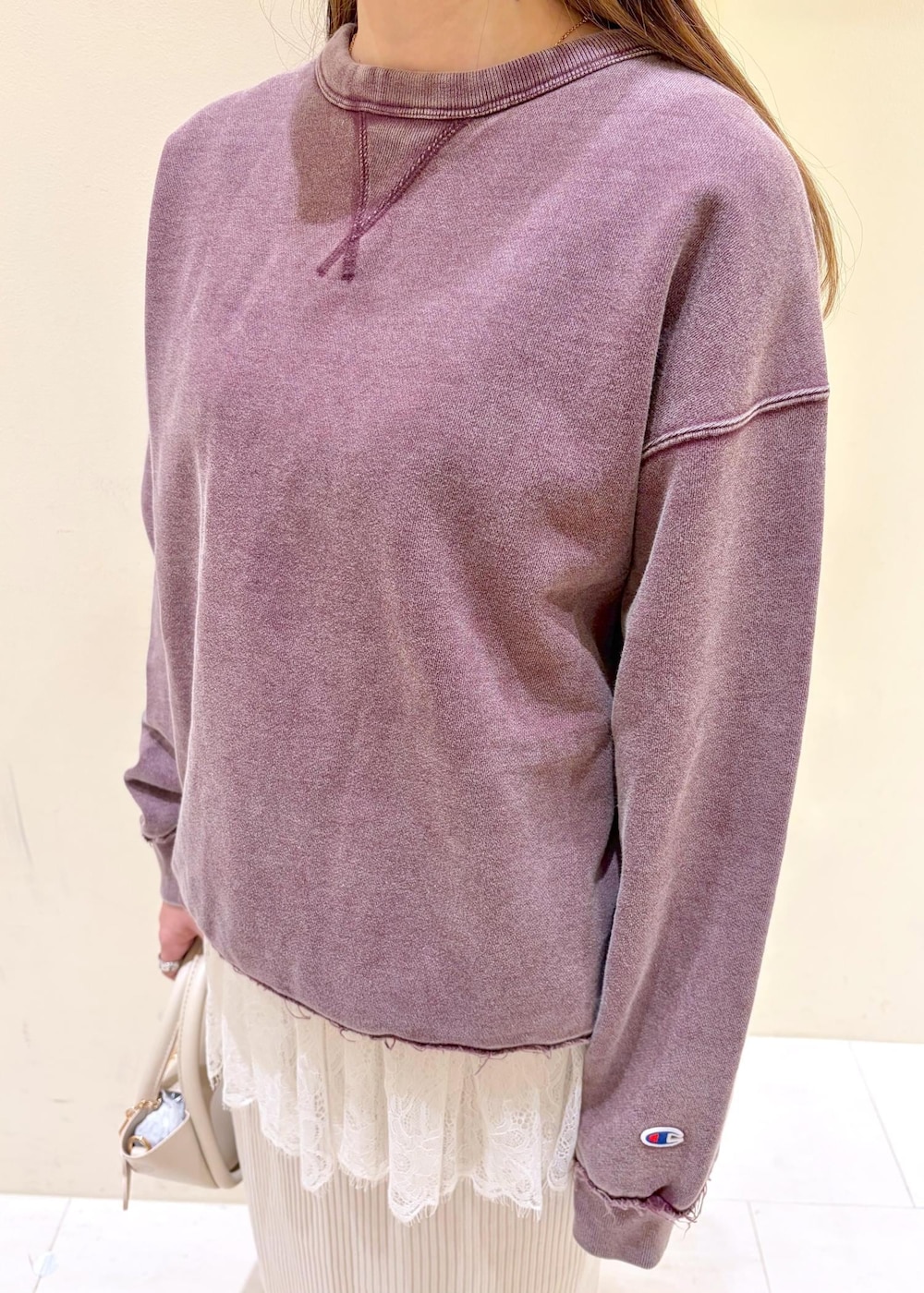 レッド系のバレエシューズ、ホワイト系のショルダーバッグ、ホワイト系のキャミソールを着用したレディースの冬コーディネートの4枚目の写真