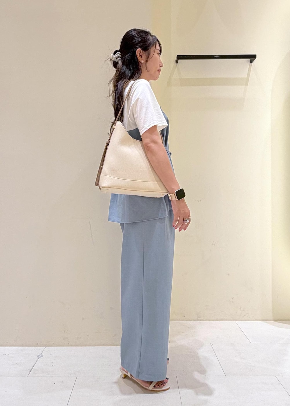 ホワイト系のショルダーバッグ、ホワイト系のサンダル、ブルー系のその他パンツを着用したレディースの夏コーディネートの3枚目の写真