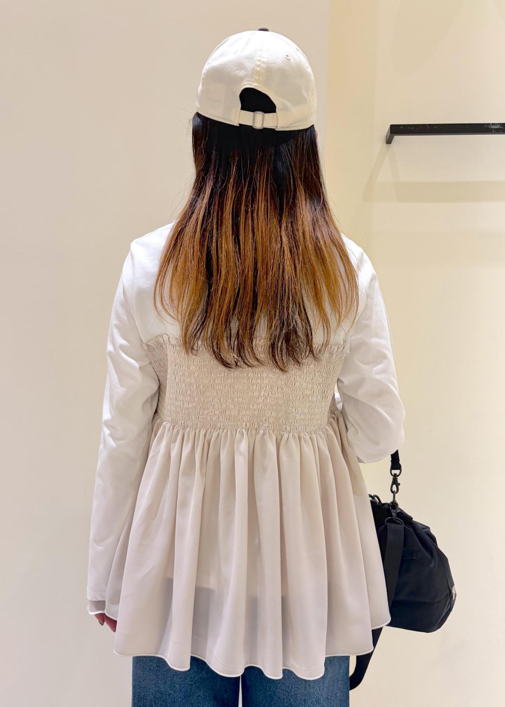 ブルー系のデニムパンツ、ベージュ系のTシャツ/カットソー、ピンク系のバレエシューズを着用したレディースの春コーディネートの5枚目の写真