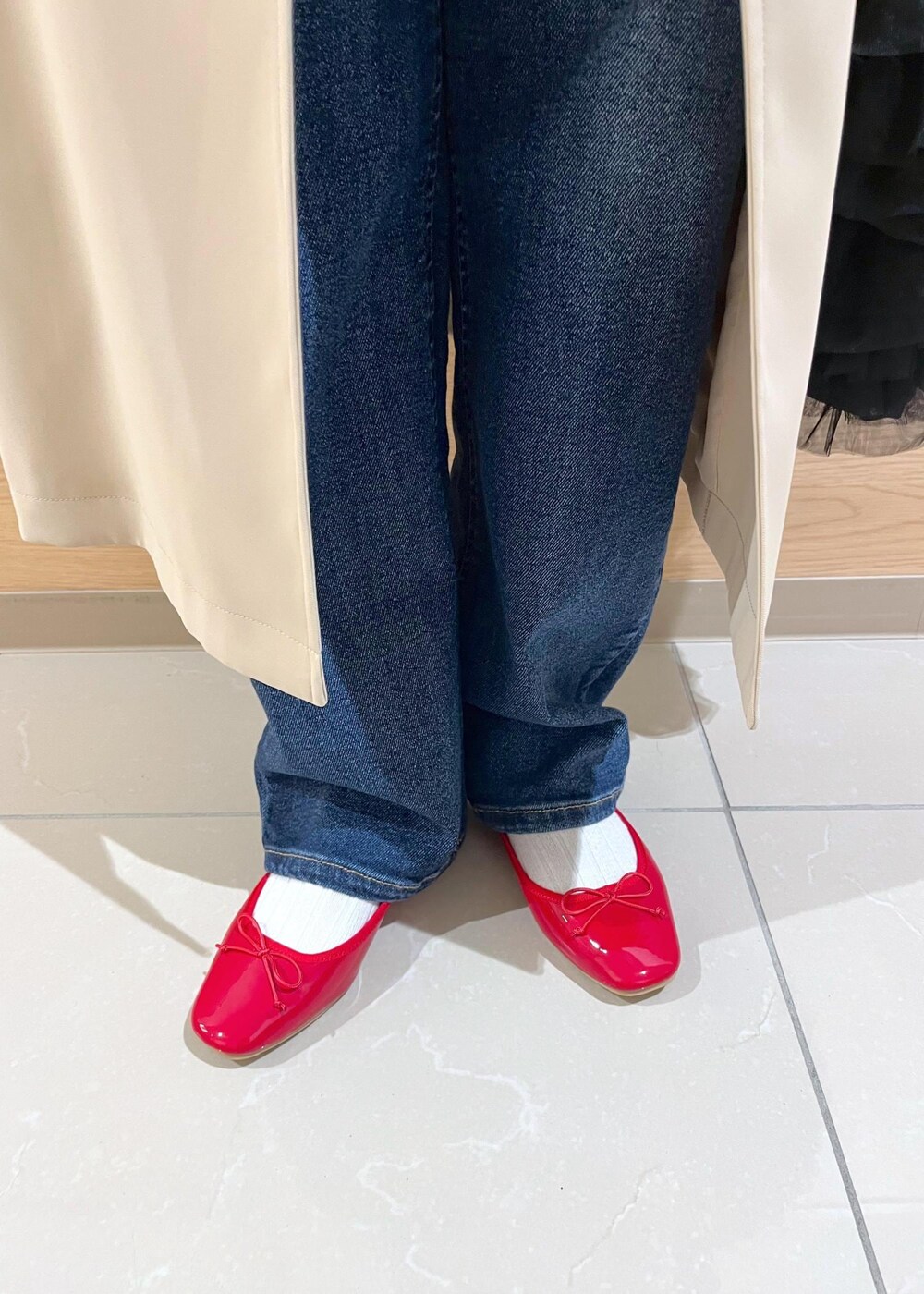 ブルー系のデニムパンツ、ブルー系のベスト、ピンク系のTシャツ/カットソーを着用したレディースの冬コーディネートの9枚目の写真