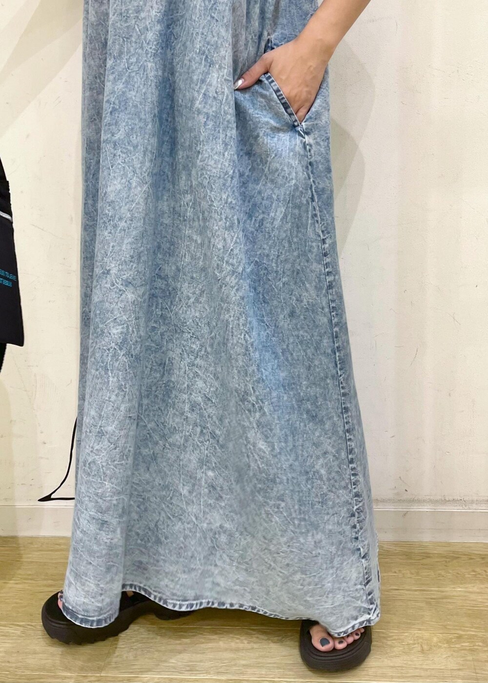 ブラック系のサンダル、ホワイト系のTシャツ/カットソー、ブルー系のワンピースを着用したレディースの夏コーディネートの8枚目の写真