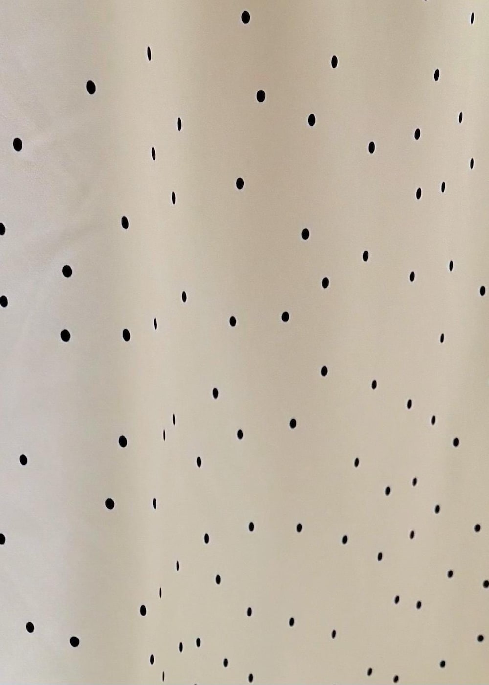 ベージュ系のボストンバッグ、ブルー系のTシャツ/カットソー、ベージュ系のベストを着用したレディースの春コーディネートの8枚目の写真