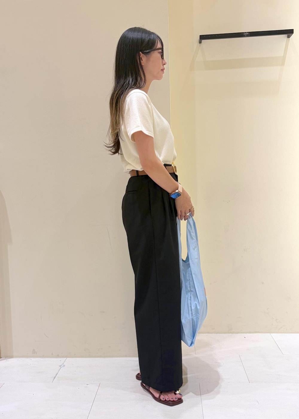 ブラウン系のサンダル、ブラック系のその他パンツ、ブルー系のエコバッグ/サブバッグを着用したレディースの夏コーディネートの3枚目の写真