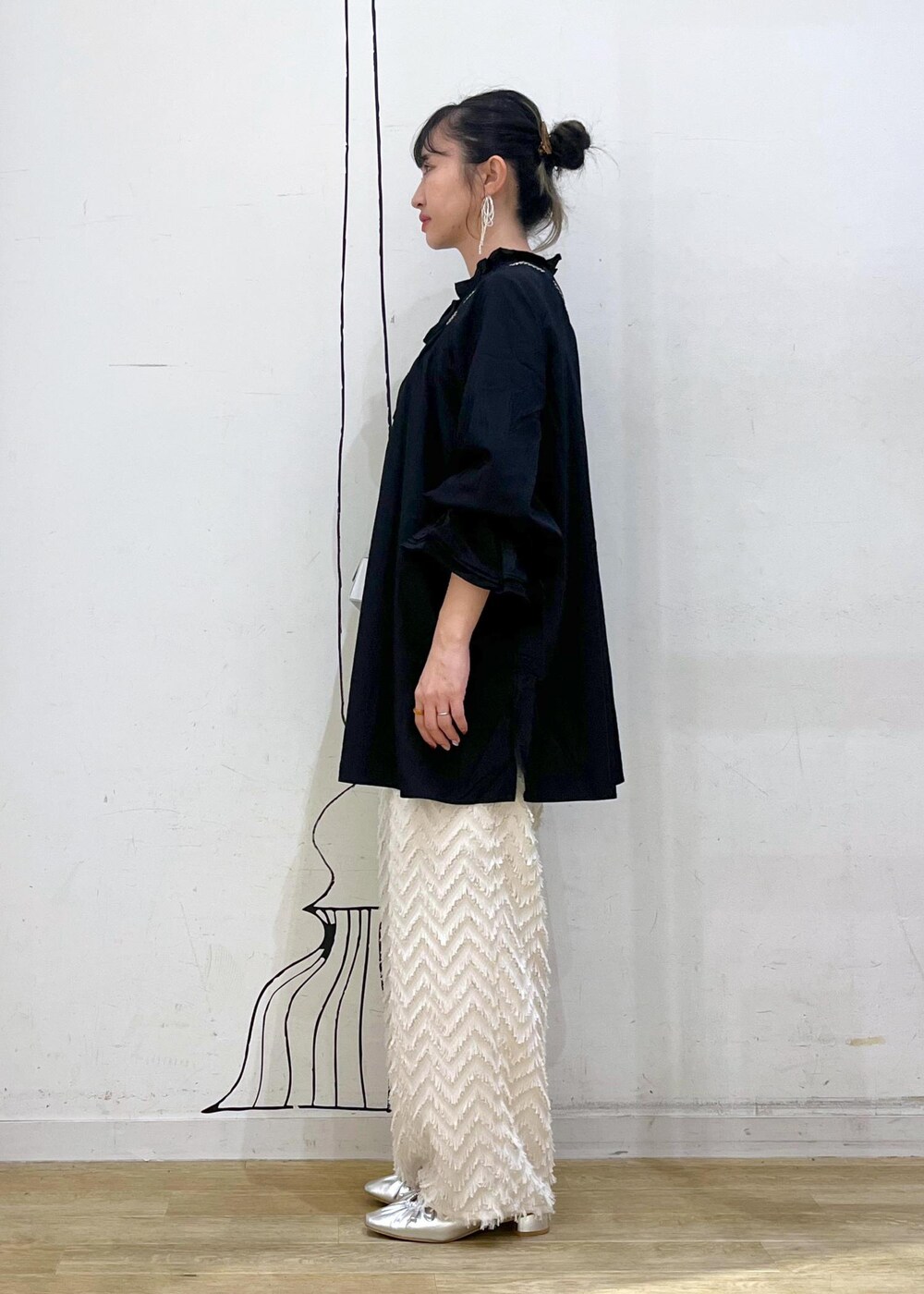 シルバー系のパンプス、ブラック系のシャツ/ブラウス、シルバー系のショルダーバッグを着用したレディースの秋コーディネートの4枚目の写真