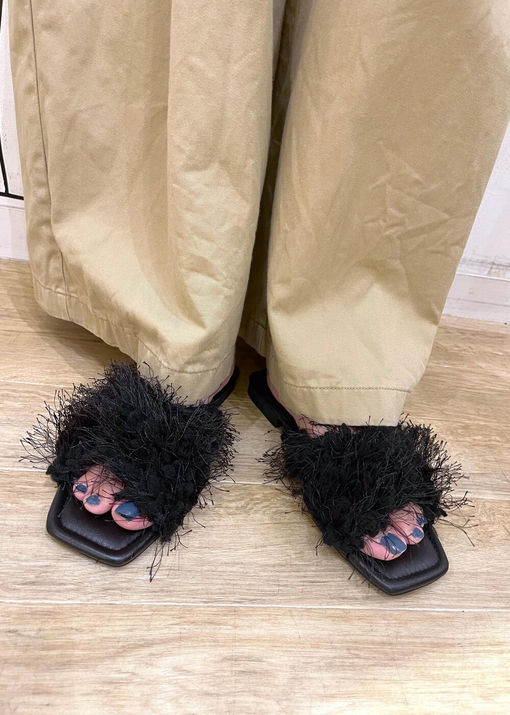 イエロー系のその他パンツ、ホワイト系のトートバッグ、ブラック系のサンダルを着用したレディースの夏コーディネートの10枚目の写真