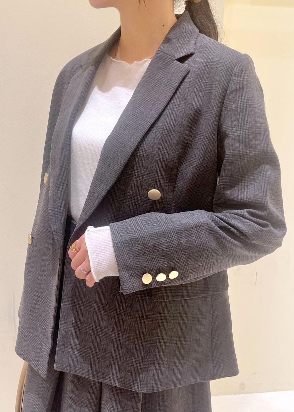 ブラック系のスカート、ブラック系のテーラードジャケット、ホワイト系のTシャツ/カットソーを着用したレディースの秋コーディネートの5枚目の写真