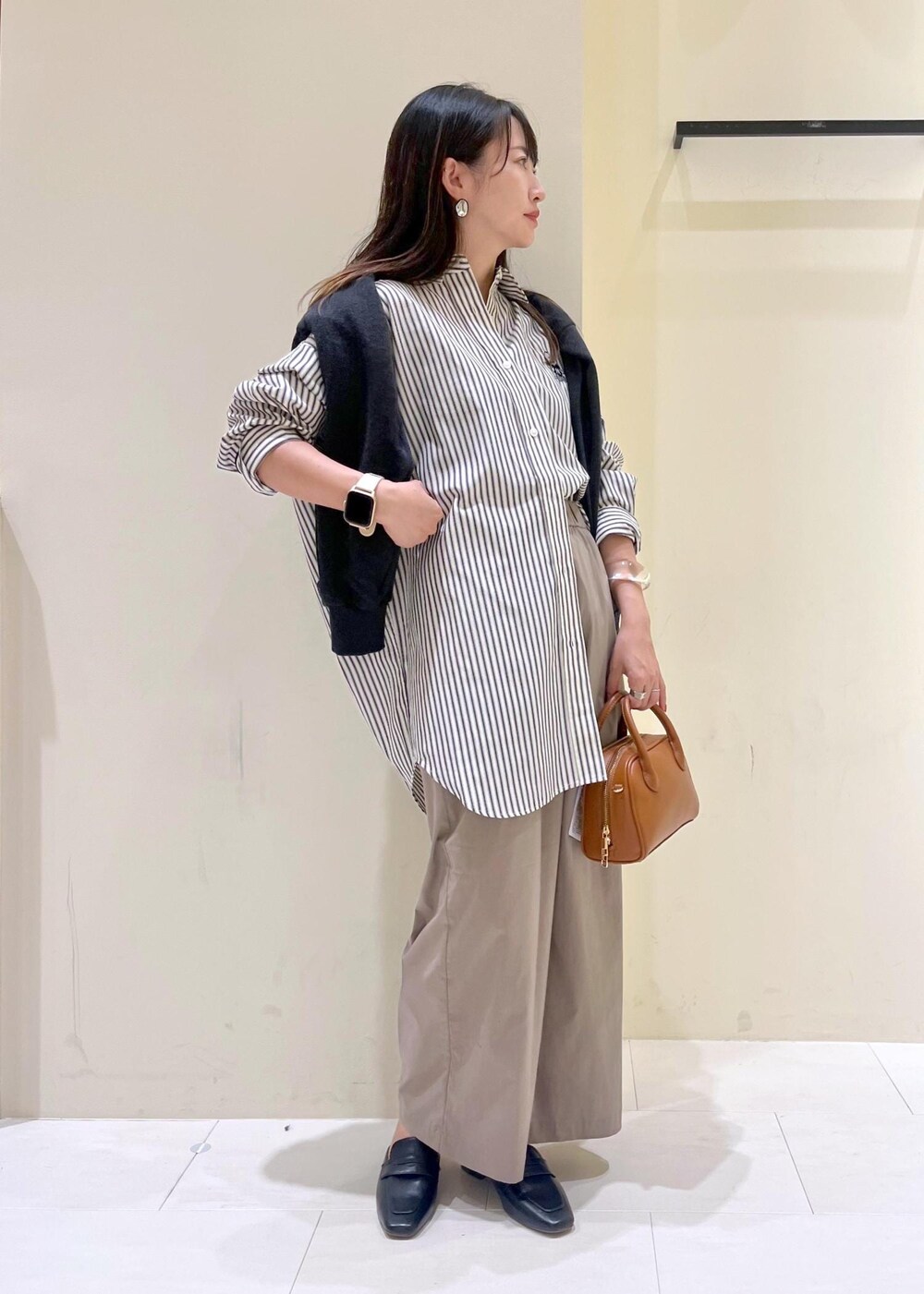 ブラック系のローファー、ベージュ系のその他パンツ、ホワイト系のシャツ/ブラウスを着用したレディースの秋コーディネートの2枚目の写真