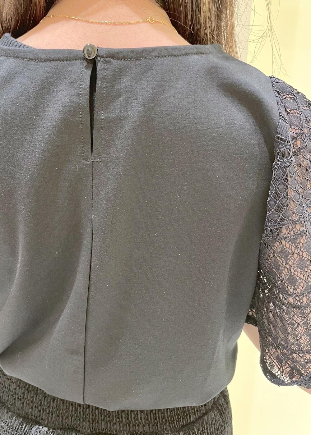 その他のショルダーバッグ、ベージュ系のベスト、ホワイト系のサンダルを着用したレディースの春コーディネートの9枚目の写真