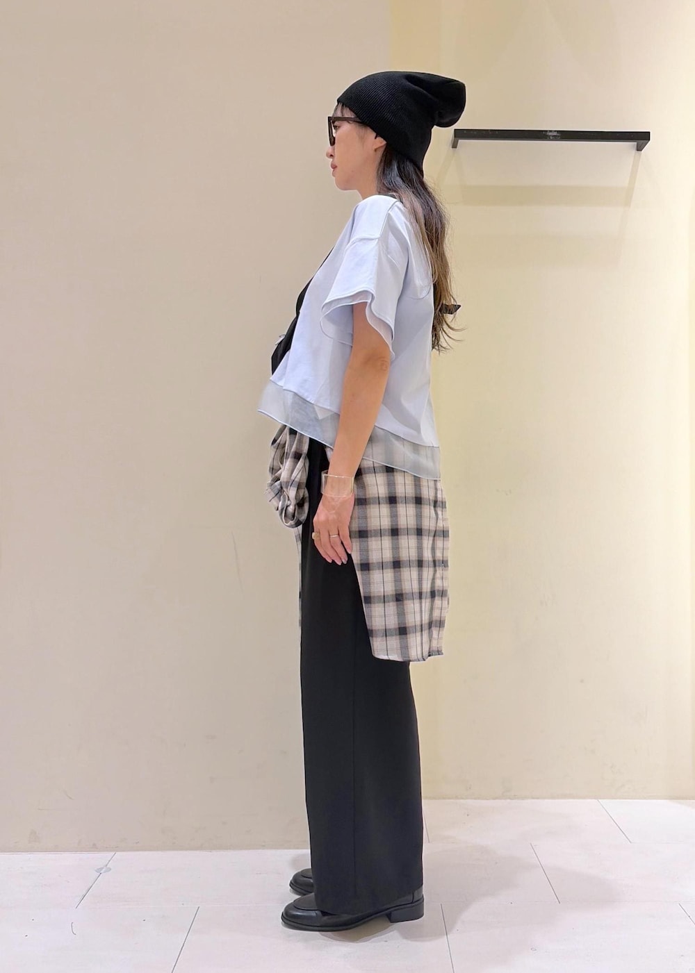 ホワイト系のシャツ/ブラウス、ブルー系のTシャツ/カットソー、ブラック系のその他パンツを着用したレディースの夏コーディネートの4枚目の写真