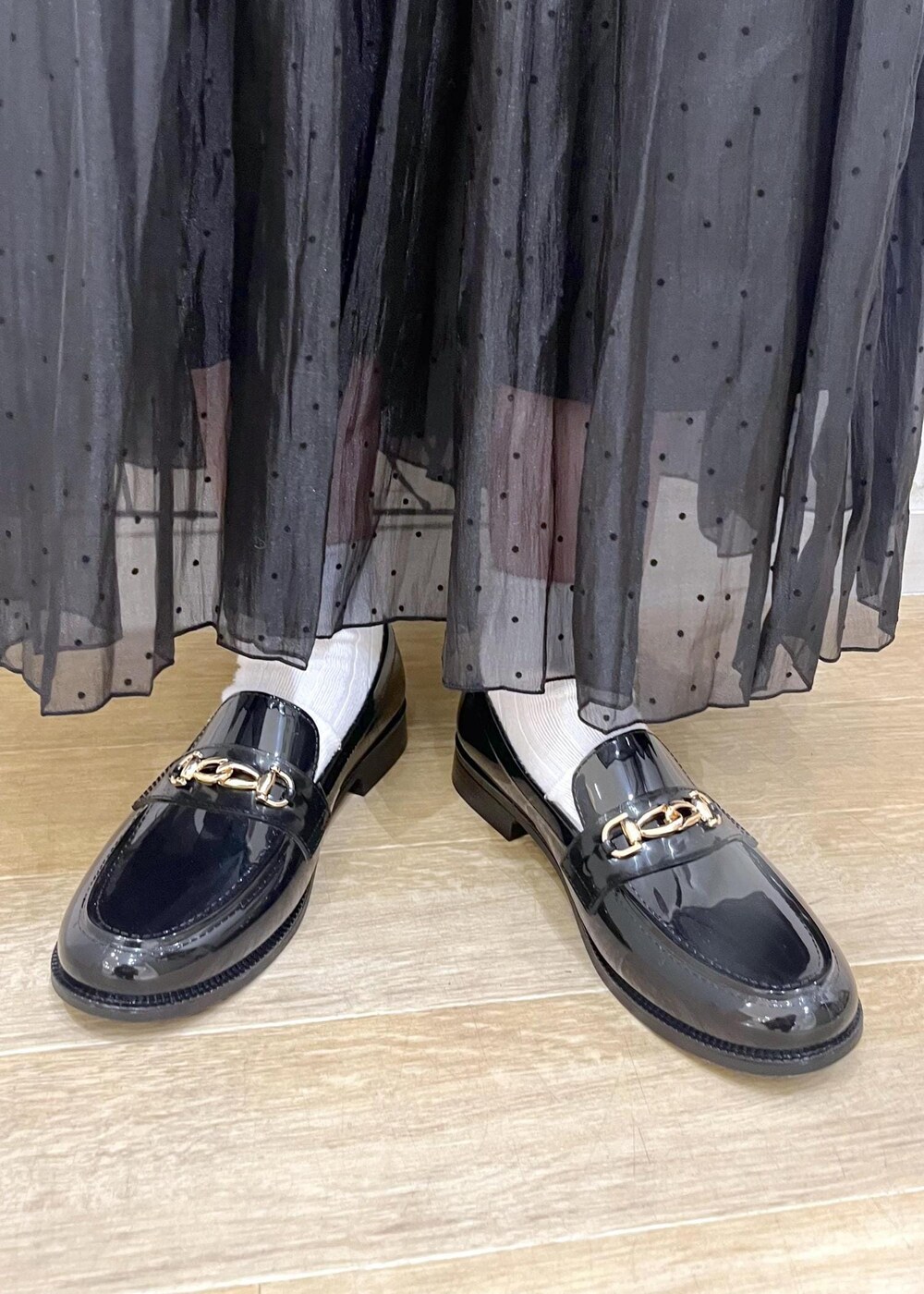 グレー系のTシャツ/カットソー、ブラック系のレインシューズ、イエロー系のショルダーバッグを着用したレディースの秋コーディネートの10枚目の写真