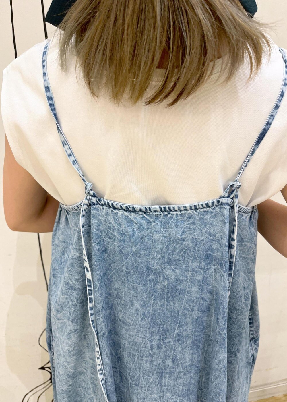 ブラック系のサンダル、ホワイト系のTシャツ/カットソー、ブルー系のワンピースを着用したレディースの夏コーディネートの7枚目の写真