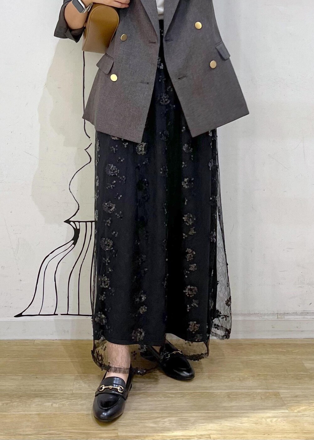 ブラック系のスカート、ベージュ系のTシャツ/カットソー、ブラウン系のテーラードジャケットを着用したレディースの秋コーディネートの8枚目の写真