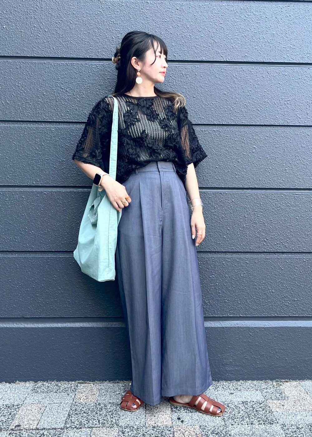 グレー系のタンクトップ、ブラック系のTシャツ/カットソー、ブルー系のその他パンツを着用したレディースの春コーディネートの10枚目の写真