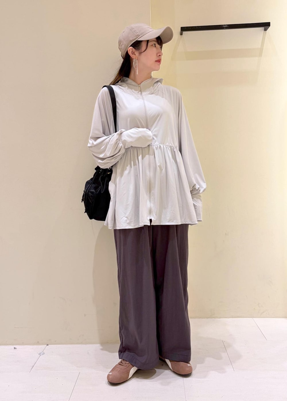 グレー系のパーカー、グレー系のその他パンツ、ブラック系のショルダーバッグを着用したレディースの春コーディネートの10枚目の写真