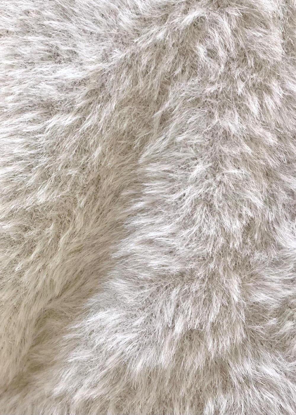 ブルー系のデニムパンツ、グレー系のベスト、ブラック系のローファーを着用したレディースの秋コーディネートの6枚目の写真