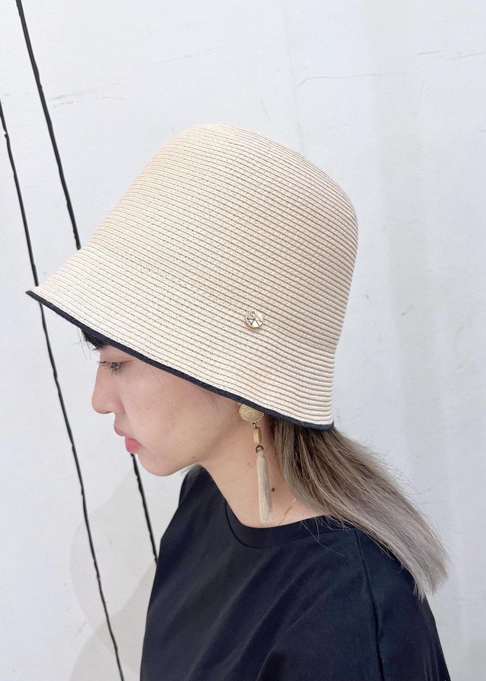 シルバー系のスカート、ブラック系のTシャツ/カットソー、ホワイト系のサンダルを着用したレディースの夏コーディネートの8枚目の写真