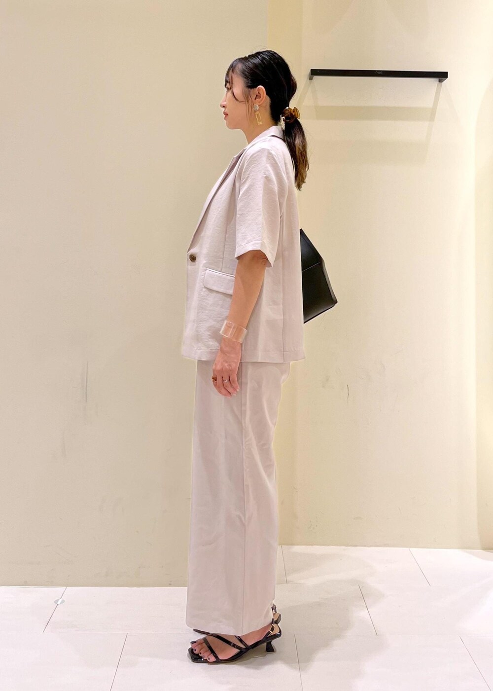 ベージュ系のタンクトップ、ベージュ系のその他パンツ、ベージュ系のテーラードジャケットを着用したレディースの夏コーディネートの4枚目の写真