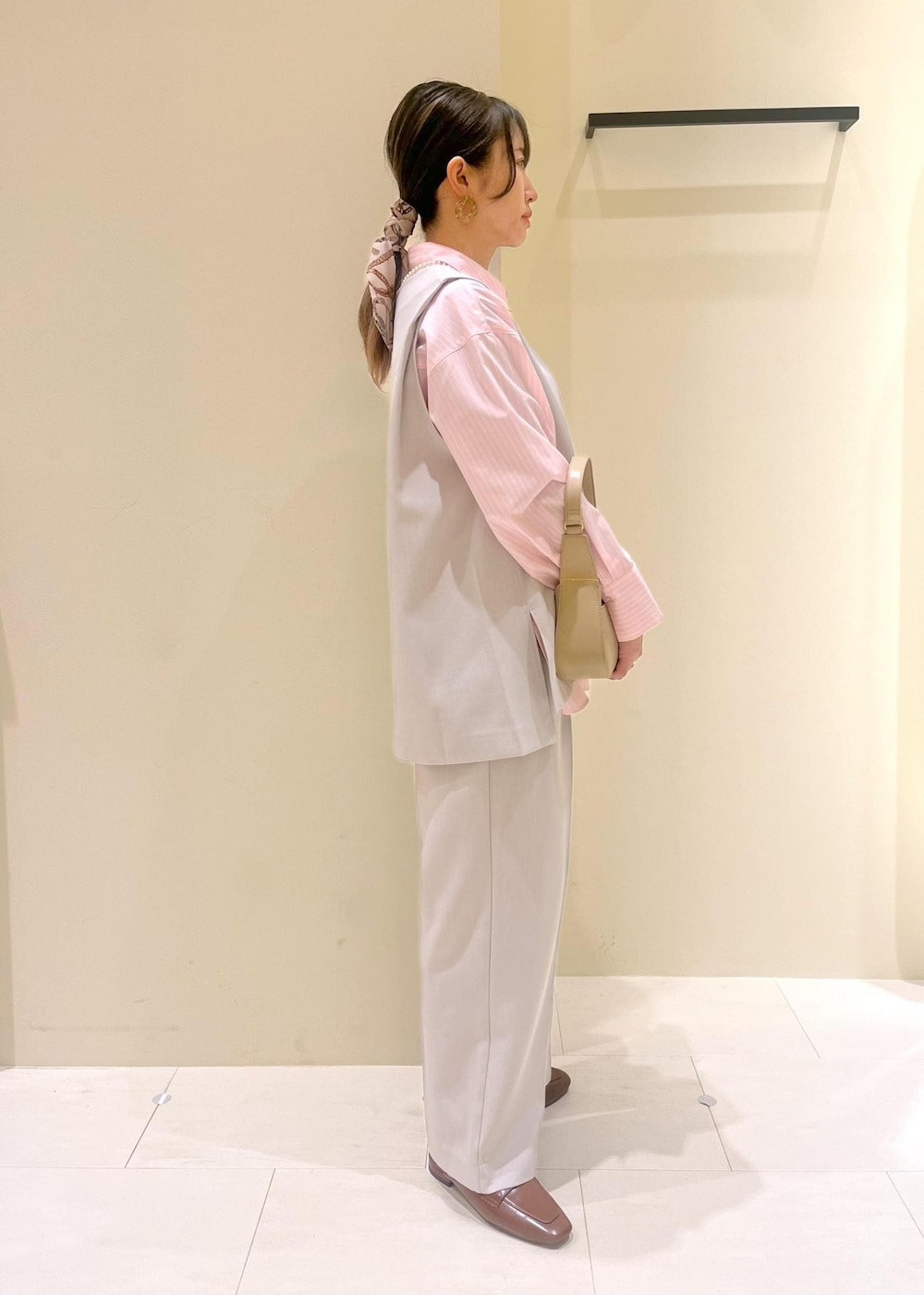 ピンク系のシャツ/ブラウス、グレー系のその他パンツ、グレー系のベストを着用したレディースの春コーディネートの3枚目の写真