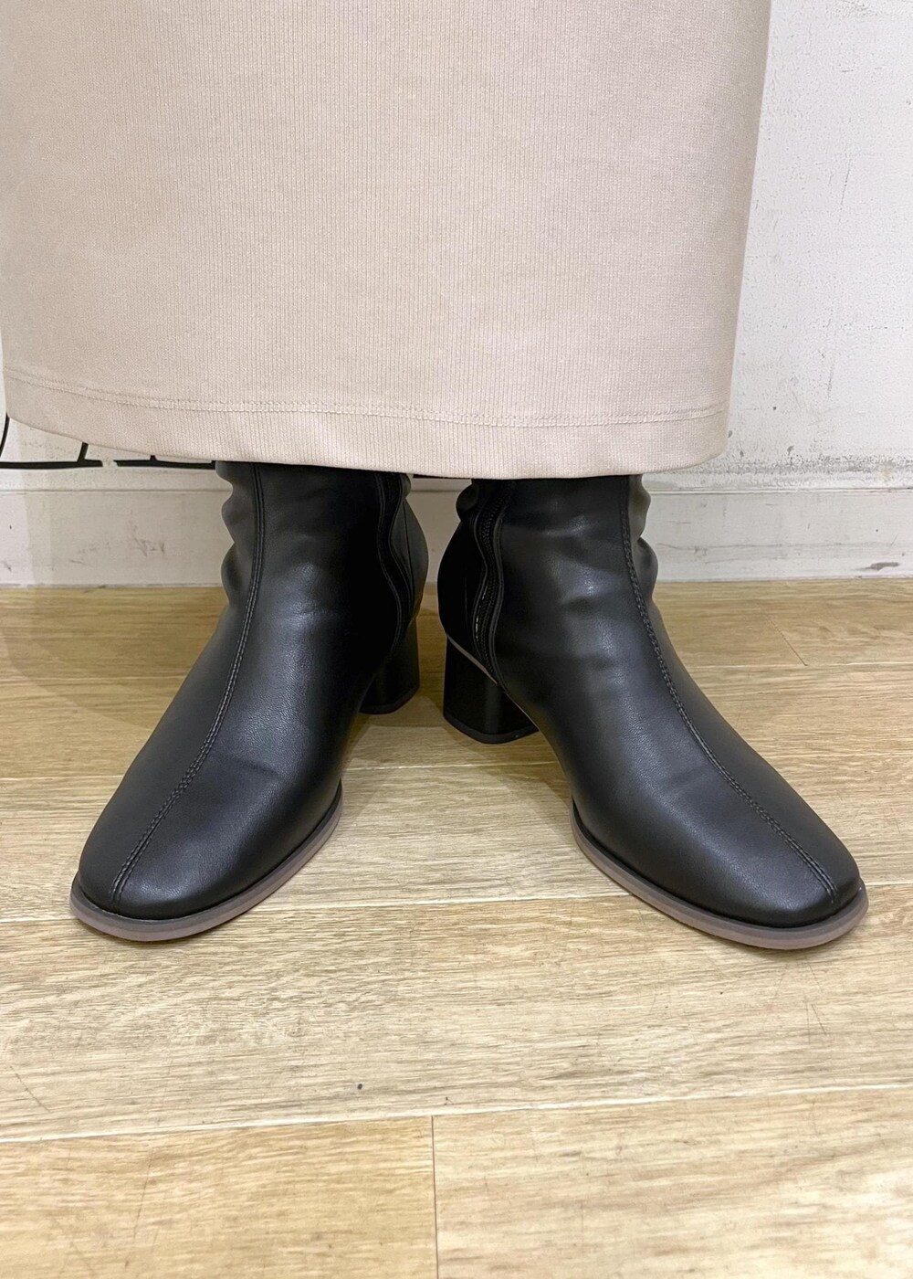 ベージュ系のスカート、ベージュ系のベスト、ブラック系のシャツ/ブラウスを着用したレディースの秋コーディネートの10枚目の写真