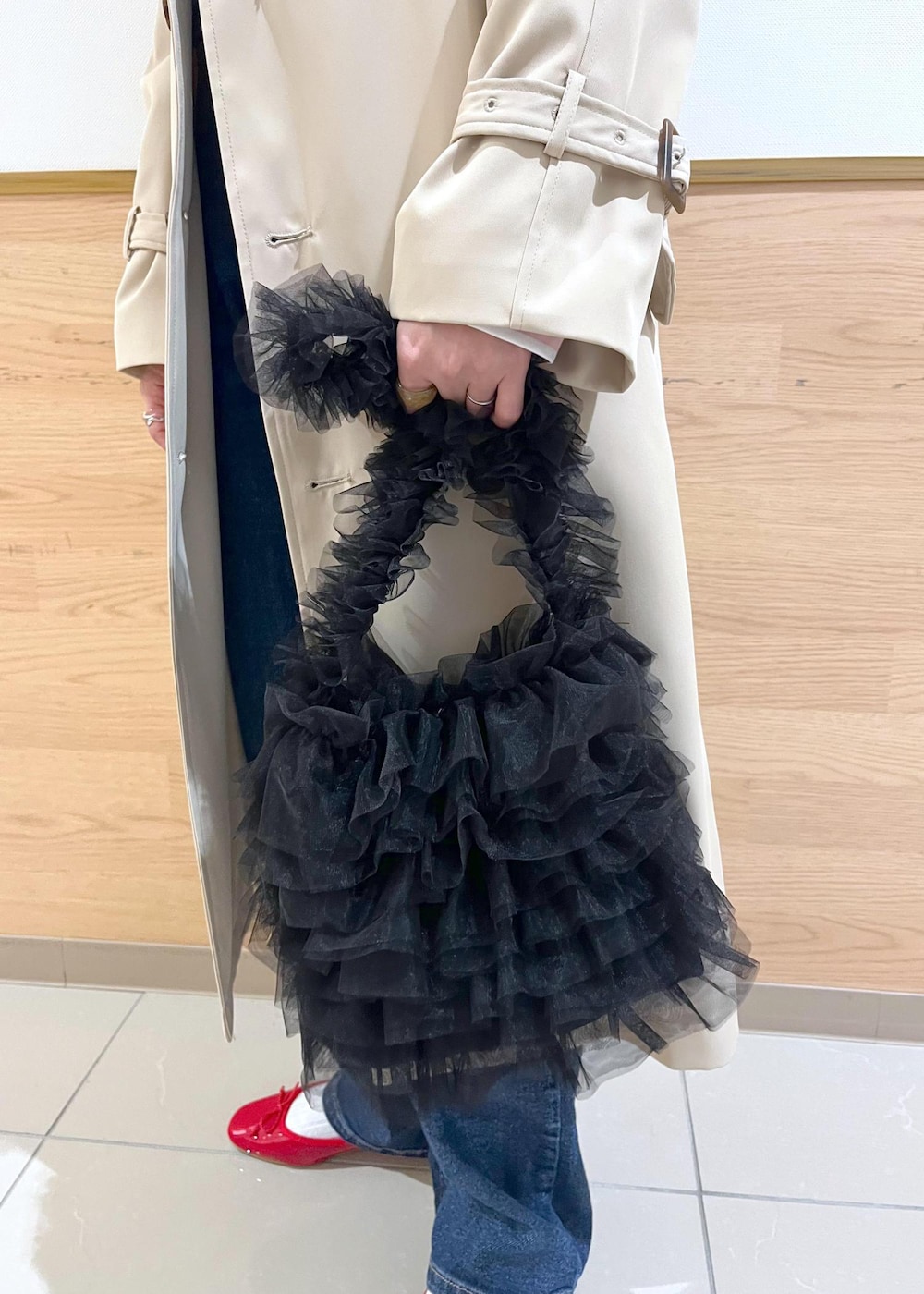 ブルー系のデニムパンツ、ブルー系のベスト、ピンク系のTシャツ/カットソーを着用したレディースの冬コーディネートの8枚目の写真