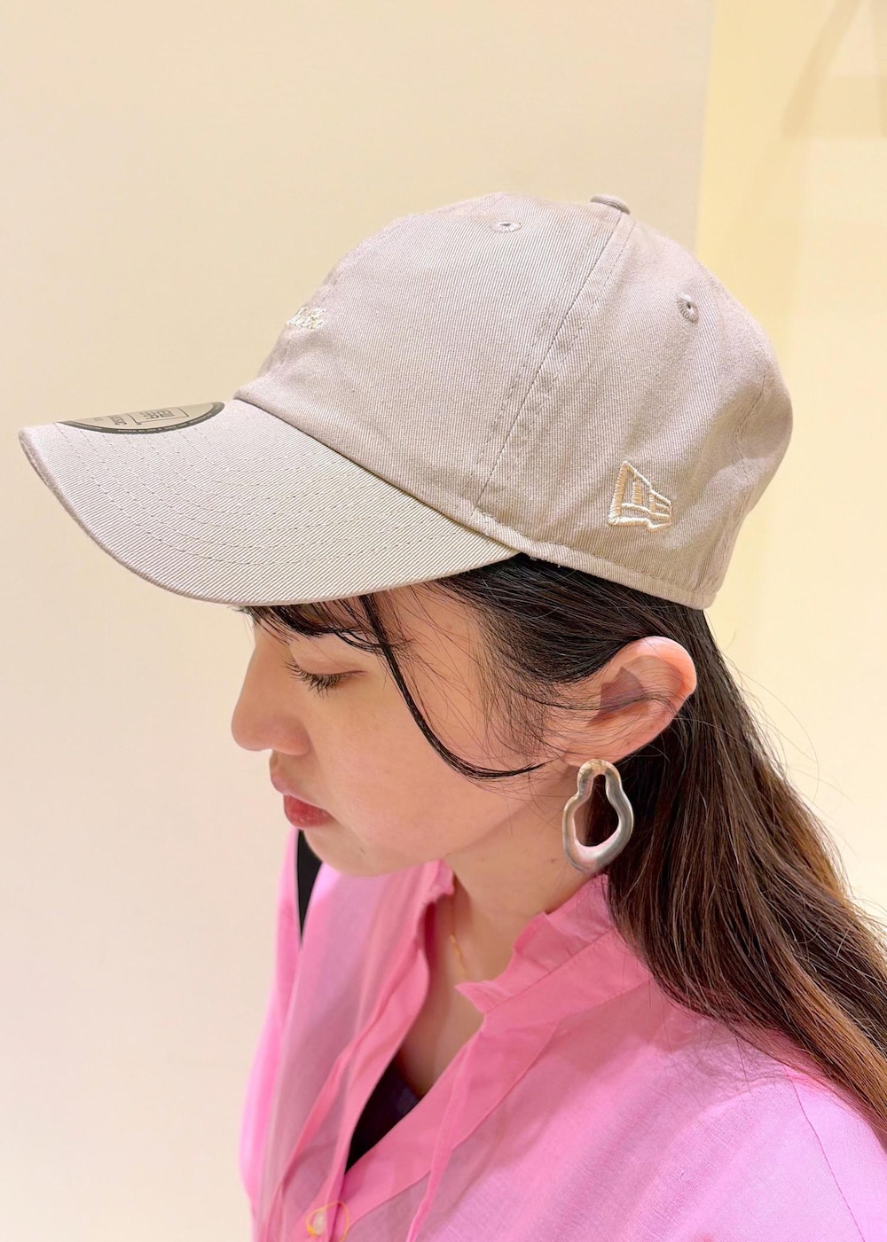 ホワイト系のスカート、ピンク系のシャツ/ブラウス、ブラック系のショルダーバッグを着用したレディースの春コーディネートの7枚目の写真