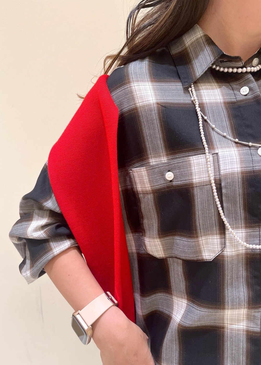 ブラック系のショルダーバッグ、ブラック系のシャツ/ブラウス、レッド系のカーディガン/ボレロを着用したレディースの秋コーディネートの6枚目の写真