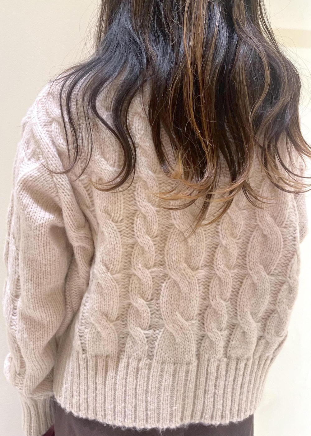 ホワイト系のニット/セーター、レッド系のショルダーバッグ、ブラック系のローファーを着用したレディースの冬コーディネートの7枚目の写真