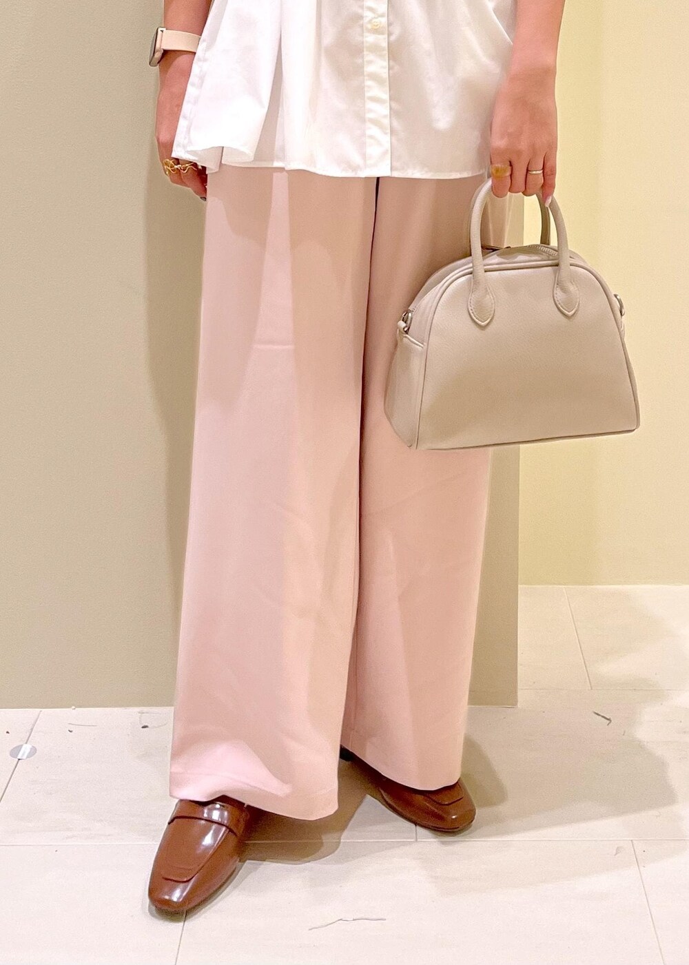 ホワイト系のキャミソール、ホワイト系のシャツ/ブラウス、ベージュ系のボストンバッグを着用したレディースの春コーディネートの8枚目の写真