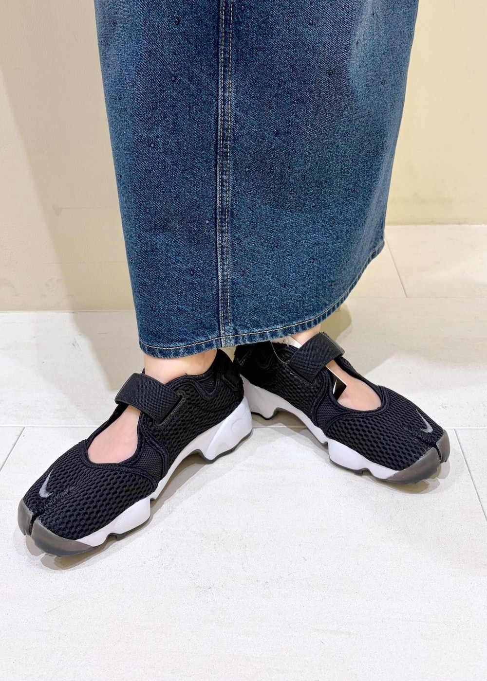 ブルー系のデニムスカート、ブラウン系のタンクトップ、ブラウン系のカーディガン/ボレロを着用したレディースの春コーディネートの10枚目の写真