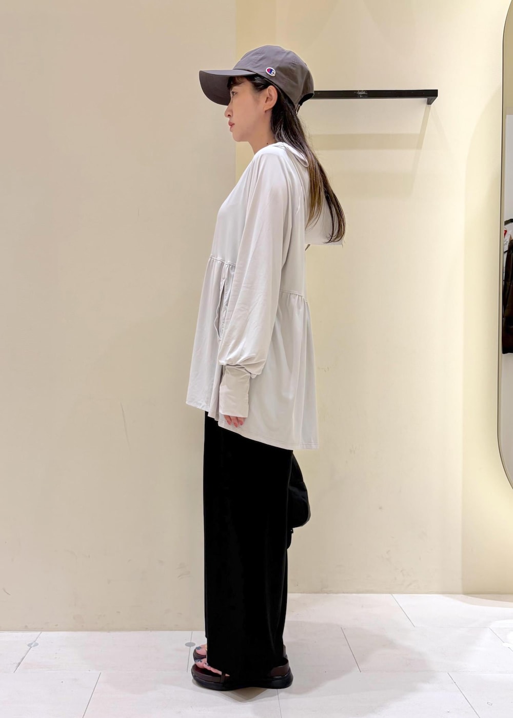 グレー系のパーカー、ブラック系のニット/セーター、ブラック系のその他パンツを着用したレディースの夏コーディネートの4枚目の写真