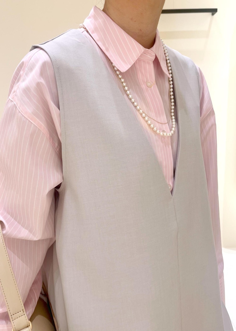 ピンク系のシャツ/ブラウス、グレー系のその他パンツ、グレー系のベストを着用したレディースの春コーディネートの6枚目の写真